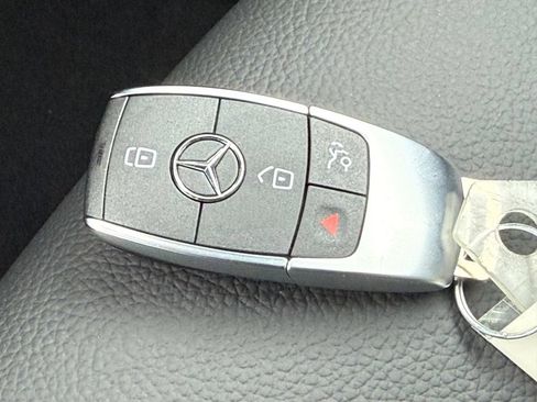 Used 2025 Mercedes-Benz GLB 250 4MATIC image 29