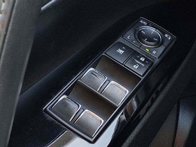 Used 2018 Lexus LX 570 4WD w/ Luxury Package image 16