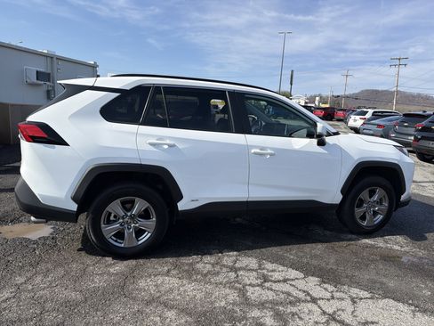 Used 2025 Toyota RAV4 XLE AWD/4WD image 5