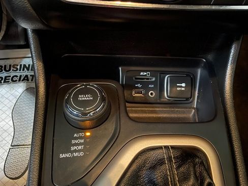 Used 2015 Jeep Cherokee Latitude w/ Comfort/Convenience Group AWD/4WD image 14