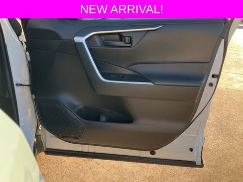 Used 2022 Toyota RAV4 LE image 12