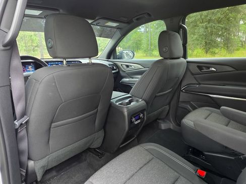 Used 2025 Chevrolet Traverse LT FWD image 17