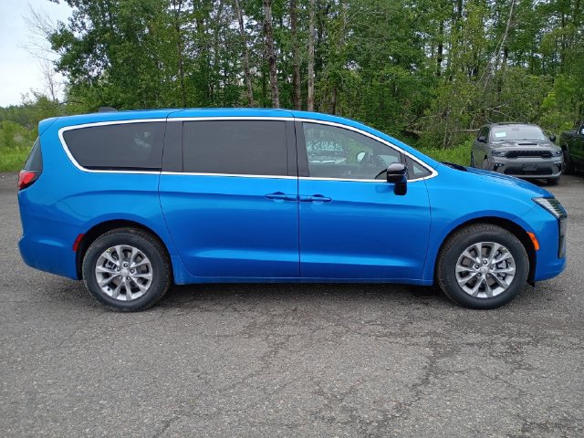 Used 2027 Chrysler Pacifica Select w/ Family Tech Group AWD/4WD image 4