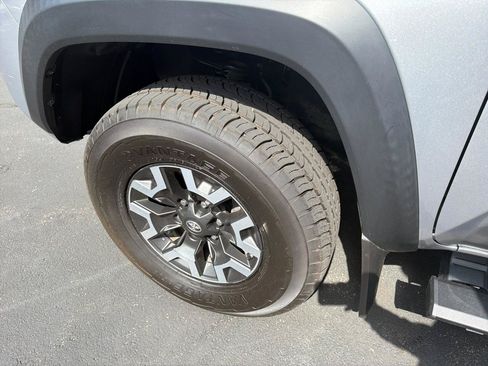Used 2020 Toyota Tacoma TRD Off-Road w/ Technology Package AWD/4WD image 9