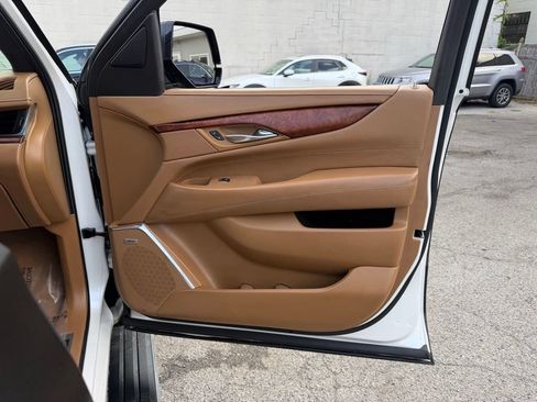 Used 2017 Cadillac Escalade ESV Platinum AWD/4WD image 9