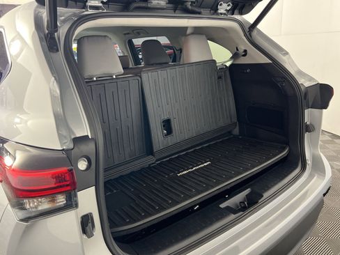 Used 2022 Toyota Highlander LE image 27