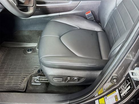 Used 2023 Toyota Highlander XLE image 16