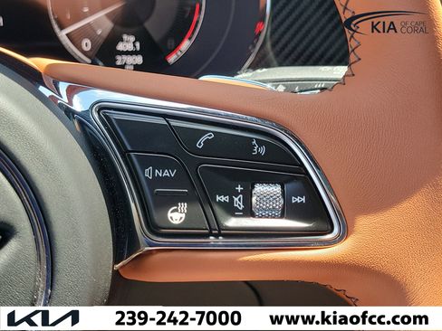 Used 2022 Bentley Bentayga AWD/4WD image 26
