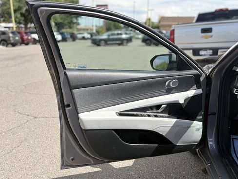 Used 2021 Hyundai Elantra Limited FWD image 9