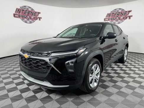 Used 2025 Chevrolet Trax LS image 3