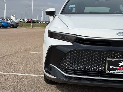 Used 2024 Toyota Crown XLE image 4