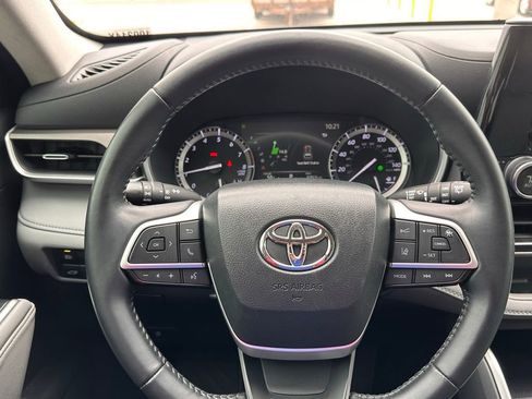 Used 2022 Toyota Highlander XLE AWD/4WD image 22