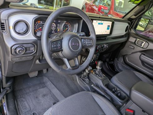 Used 2025 Jeep Wrangler Sport AWD/4WD image 17
