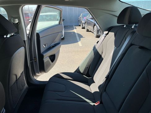 Used 2025 Hyundai Elantra SEL image 40