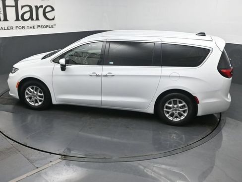 Used 2023 Chrysler Pacifica Touring-L FWD image 42