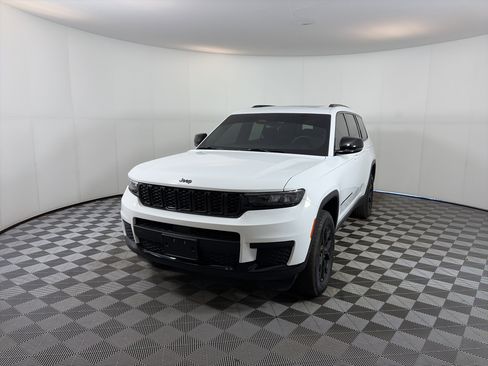 Used 2025 Jeep Grand Cherokee L Altitude image 2