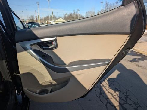 Used 2016 Hyundai Elantra SE image 18