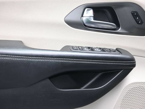 Used 2022 Chrysler Pacifica Touring-L FWD image 17