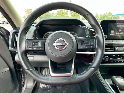 Used 2025 Nissan Pathfinder SV image 12