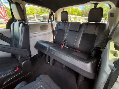 Used 2019 Dodge Grand Caravan SXT image 15