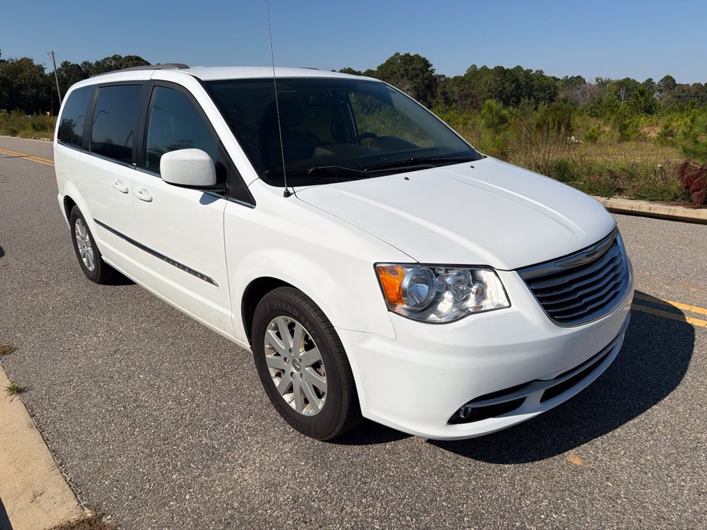 Used 2014 Chrysler Town & Country Touring FWD image 3