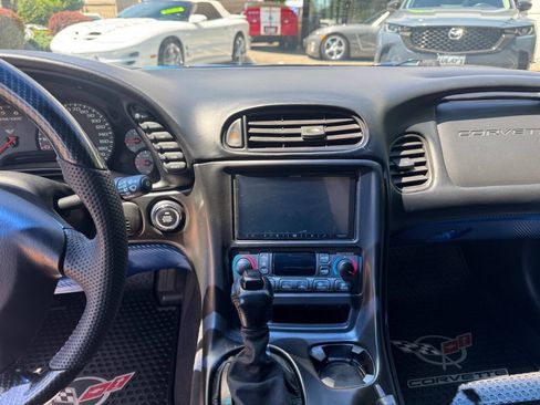 Used 2000 Chevrolet Corvette Coupe w/ Performance Handling Pkg RWD image 9