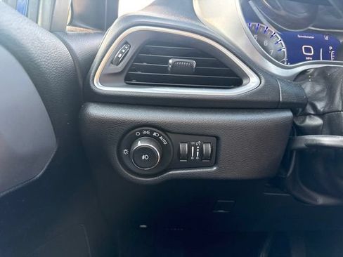 Used 2018 Chrysler Pacifica Touring-L Plus w/ Advanced Safetytec Group FWD image 9
