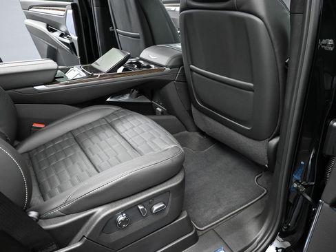 New 2026 Cadillac Escalade Platinum Sport AWD/4WD image 17