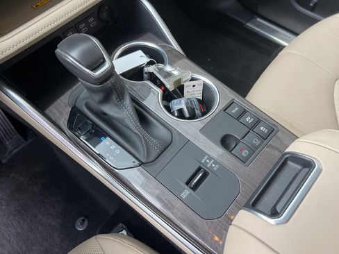 Used 2024 Toyota Highlander Platinum AWD/4WD image 18