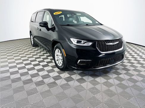 Certified 2025 Chrysler Pacifica Select image 2