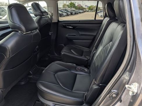 Used 2021 Toyota Highlander XLE image 28