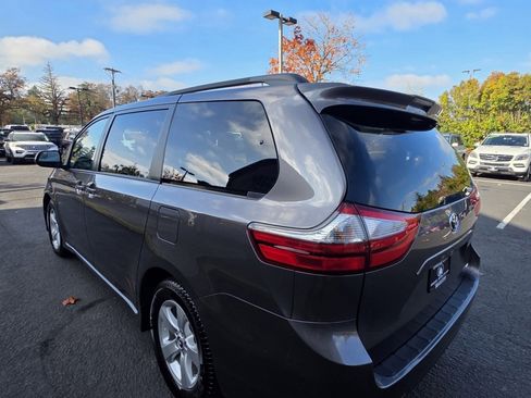 Used 2018 Toyota Sienna LE image 4