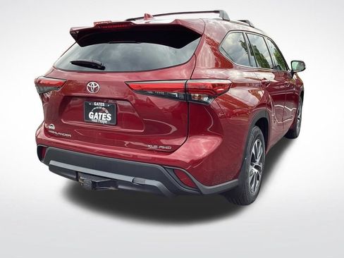 Used 2021 Toyota Highlander XLE AWD/4WD image 10