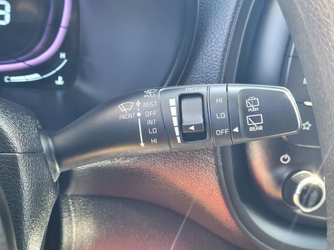 Used 2025 Kia Soul LX FWD image 16