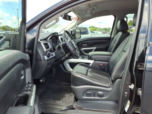 Used 2019 Nissan Titan PRO-4X w/ Pro-4x Convenience Package AWD/4WD image 10