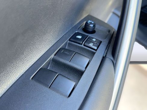 Used 2024 Toyota Corolla Cross L image 12