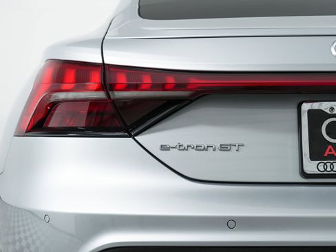 Used 2022 Audi e-tron GT Prestige image 15