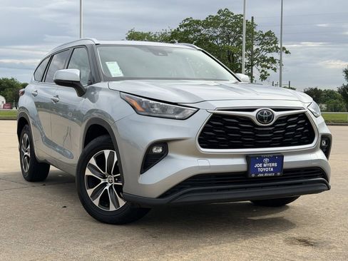 Used 2020 Toyota Highlander XLE FWD image 2