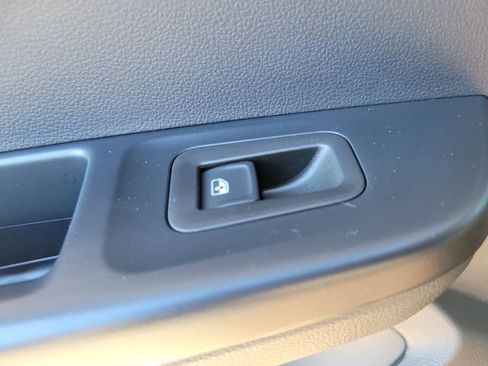 Certified 2025 Volkswagen Taos SE image 14