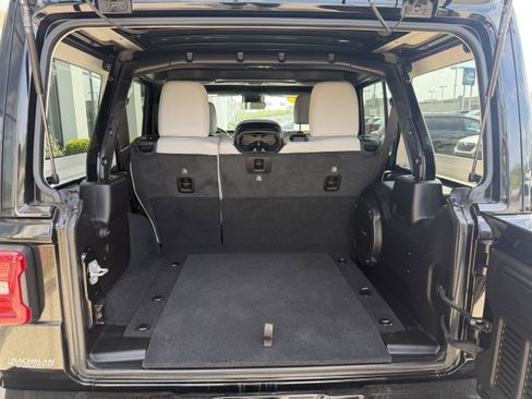 Used 2022 Jeep Wrangler Unlimited Sahara image 10