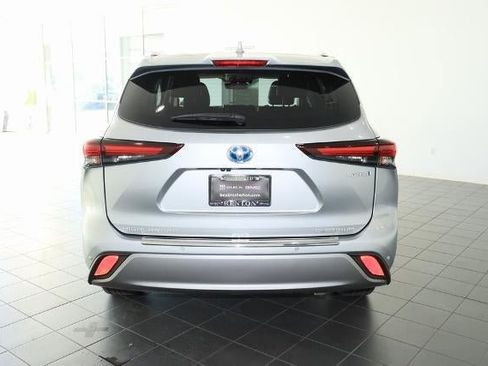 Used 2024 Toyota Highlander Platinum image 4
