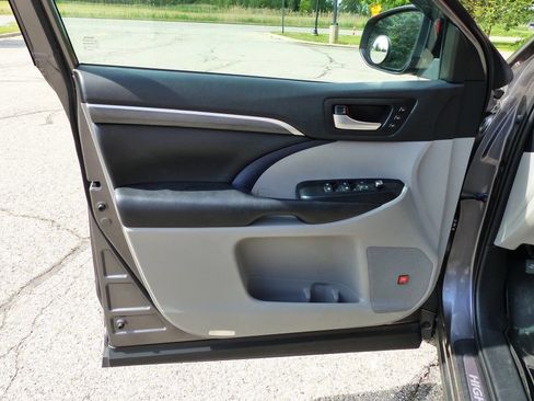 Used 2019 Toyota Highlander FWD V6 image 28