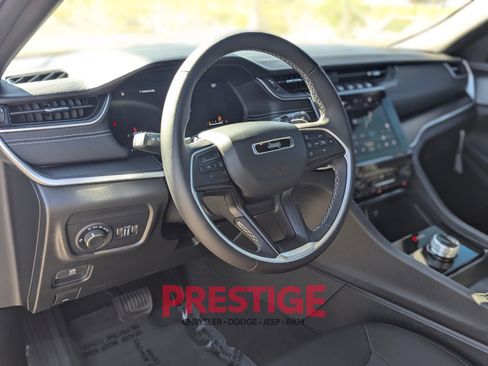 Used 2025 Jeep Grand Cherokee L Laredo RWD image 12
