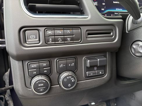 Used 2023 Chevrolet Tahoe Z71 w/ Z71 Off-Road Package AWD/4WD image 22