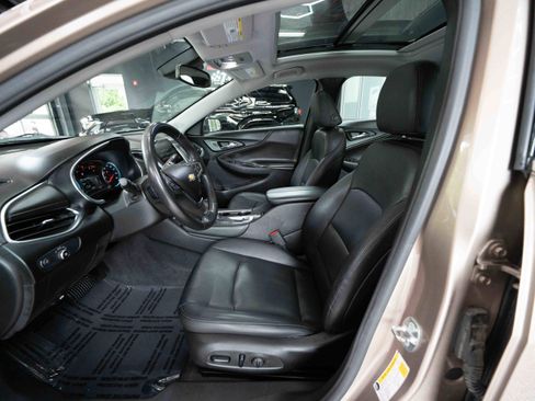 Used 2018 Chevrolet Malibu RS w/ Leather Package FWD image 9
