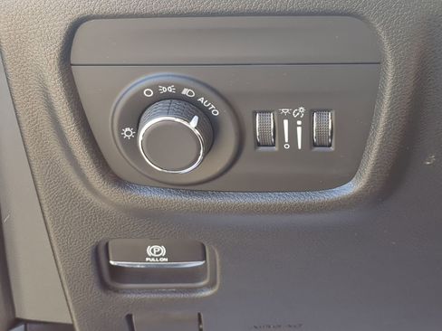 Used 2023 Jeep Grand Cherokee Laredo w/ Luxury Tech Group I AWD/4WD image 16