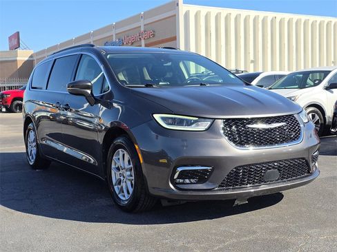 Used 2022 Chrysler Pacifica Touring-L image 3