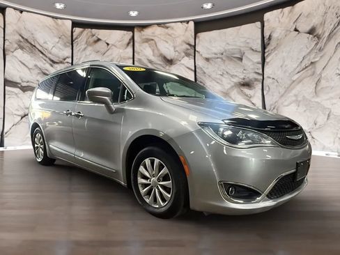 Used 2019 Chrysler Pacifica Touring-L FWD image 11