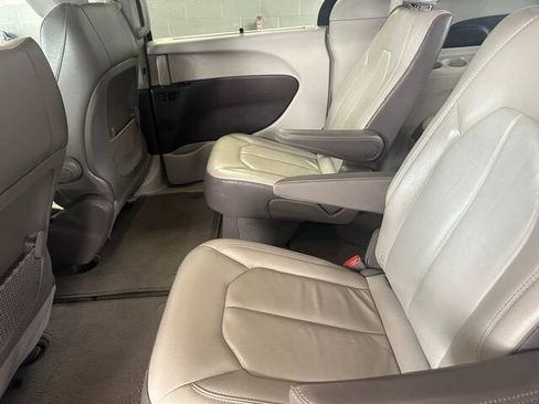 Used 2017 Chrysler Pacifica Touring-L FWD image 13