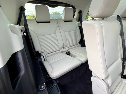 Used 2023 Land Rover Discovery S AWD/4WD image 38